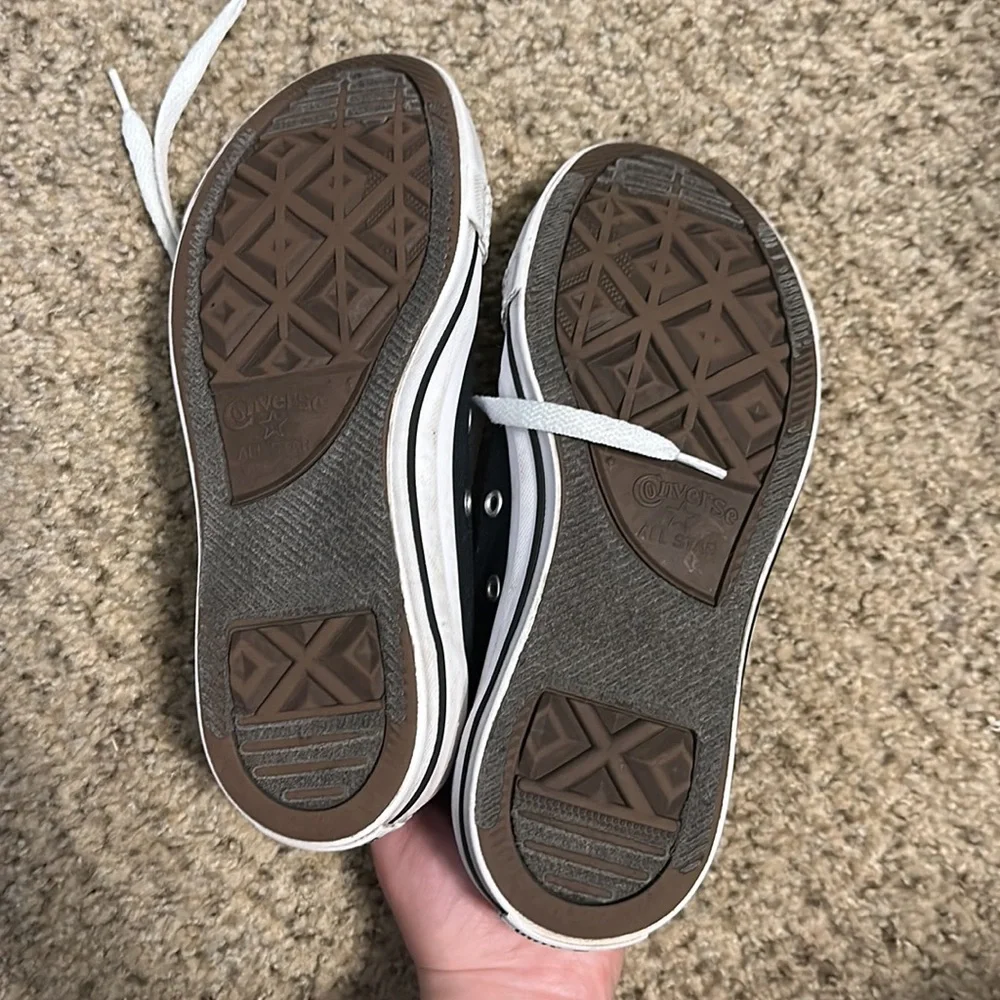 Converse low tops. Women’s or Men’s. - Picture 3 of 5